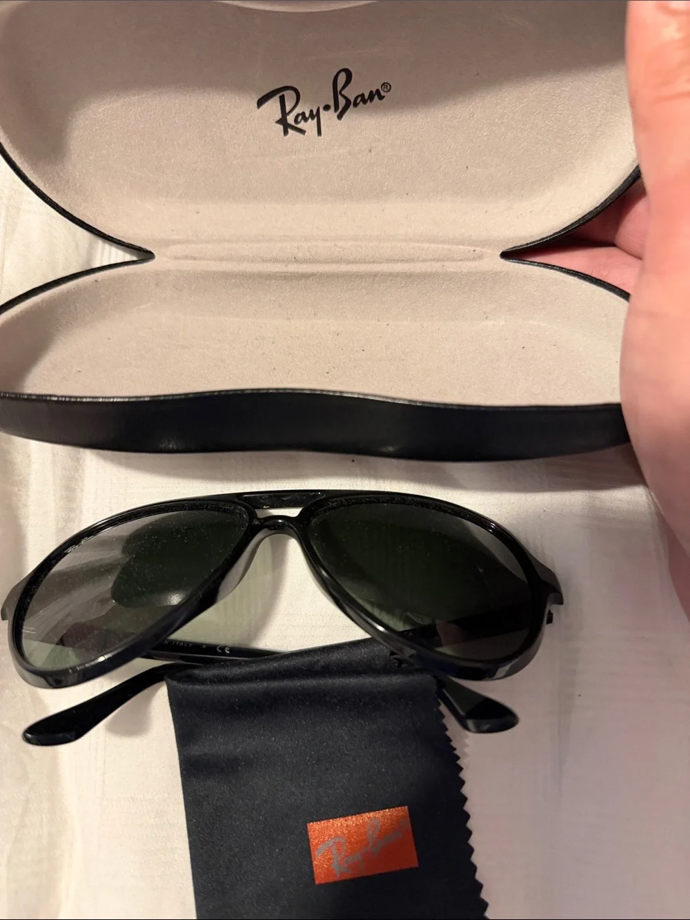 Ray-Ban Black Aviator Cats 5000 Sunglasses with Dark Green Lenses and Black Case